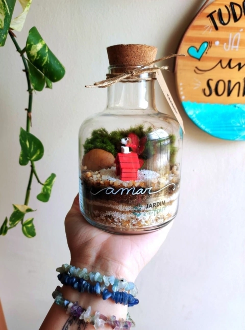 Mini terrário com coraçãozinho vermelho e laço de barbante
